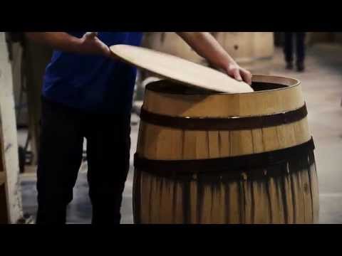 La fabrication d&#039;une barrique / Making a wine barrel.